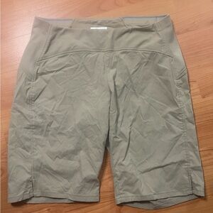 Columbia Women’s Stretch Omni dry athletic tan shorts medium